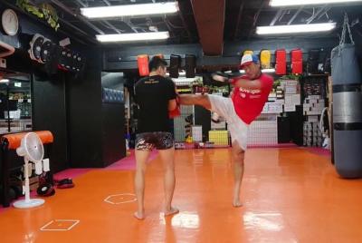 Independent training for kickboxing (explaining basic actions and Independent training for kickboxing (explaining basic actions and
