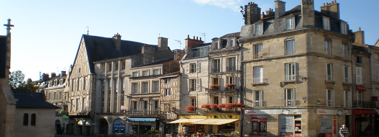 أين تأكل فى بواتير | دليل مطاعم  بواتير أين تأكل فى بواتير | دليل مطاعم  بواتير