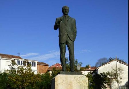 Arturo Fernandez Monument