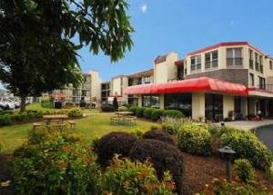 Econo Lodge & Suites Resort