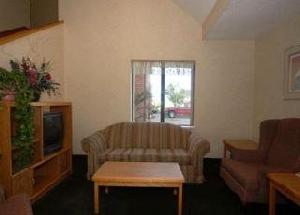 Econo Lodge Inn & Suites