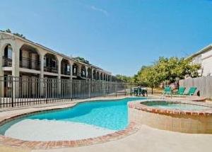 Econo Lodge Inn & Suites