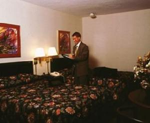 Holiday Inn and Suites-Peabody 