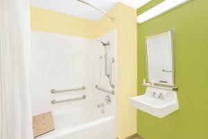 Best offers for MICROTEL INN & SUITES BY WYNDHAM TUSCUMBIA/MUSCLE SHOALS Tuscumbia 