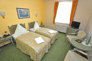 Best offers for Alexandra Plauen