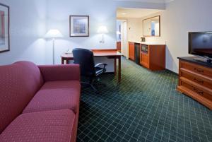 Best offers for La Quinta Inn & Suites Madison American Ctr Madison 