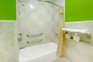 Best offers for DAYS INN & SUITES HOUSTON CHANNELVIEW TX Channelview 