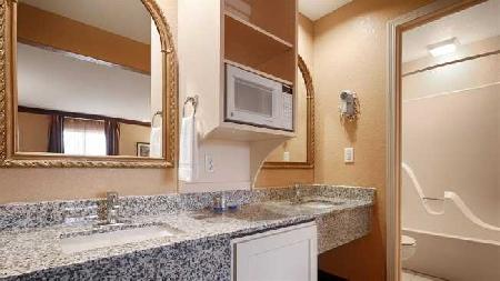 Best offers for DAYS INN & SUITES BY WYNDHAM CORALVILLE /IOWA CITY Coralville