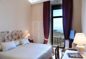 Best offers for BRITANNIQUE Napoli