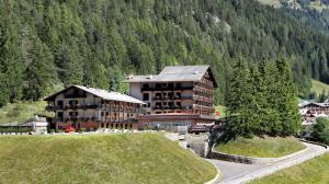 Best offers for PARK HOTEL AND CLUB IL CAMINETTO Canazei