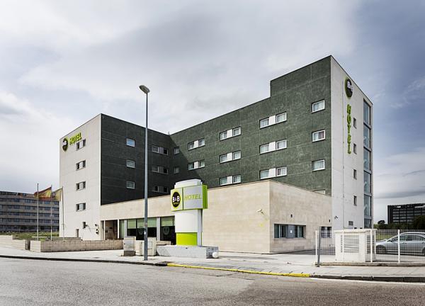 أفضل العروض ل فندق بيد اند بريكفاست مادريد مطار ت1 ت2 ت3 مدريد