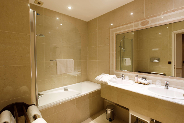 أفضل العروض ل Hotel & Spa Le Grand Monarque, BW Premier Collecti شارترس