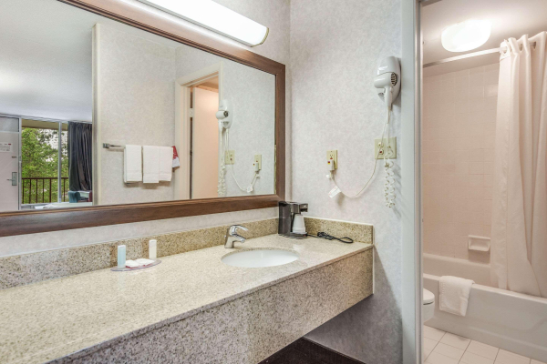 Best offers for Econo Lodge Pottery Norge