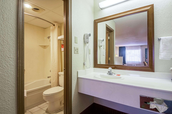 Best offers for Econo Lodge Inn & Suites Bentonville Bentonville