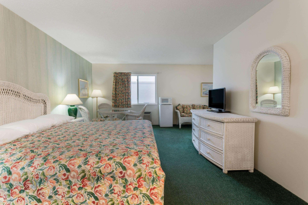 Best offers for Super 8 By Wyndham Reedsburg Reedsburg 
