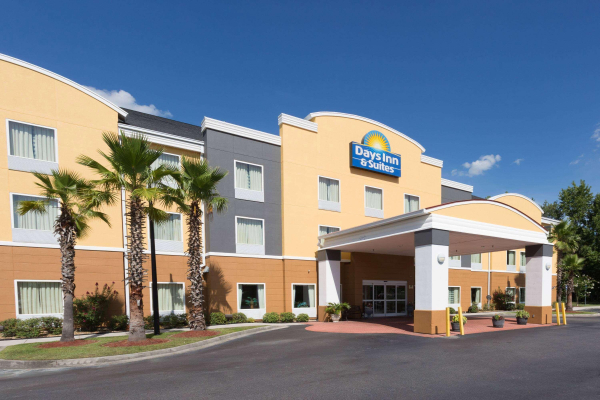 Best offers for Days Inn & Suites By Wyndham Savannah North I-95 Port Wentworth 