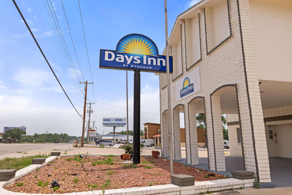 Best offers for Days Inn by Wyndham Kenedy Kenedy