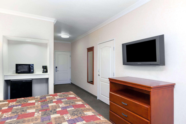 Best offers for Howard Johnson By Wyndham Bakersfield Bakersfield