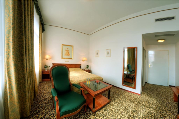 Best offers for Carlton Opera Vienna