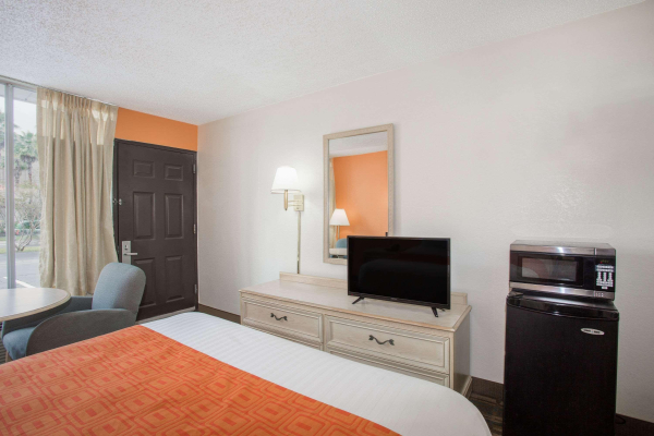 أفضل العروض ل هووارد جونسون باى ويندهام سانااجاصتين/ا-95 سوذ هوستون