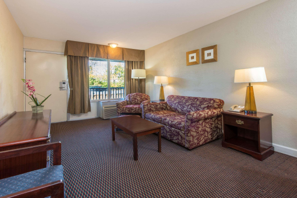 Best offers for Days Inn & Suites By Wyndham Dayton North Dayton 