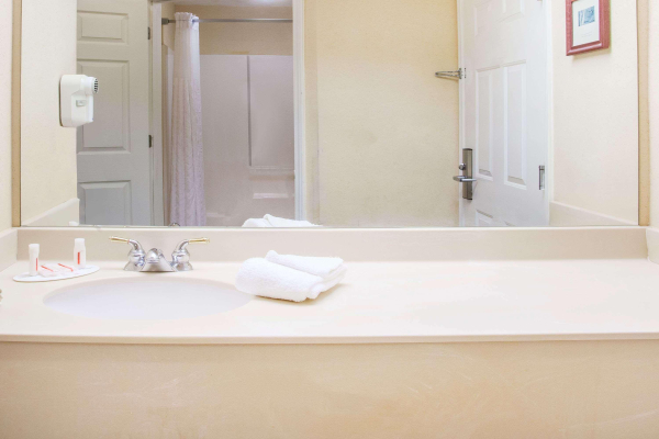 أفضل العروض ل هووارد جونسون باى ويندهام جاكسون ديرسبورج