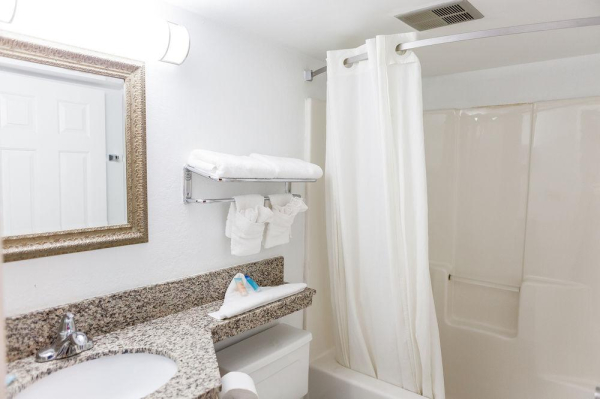 أفضل العروض ل كونومياناند سويتس هندرسون