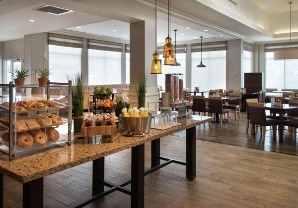 أفضل العروض ل هيلتون جاردنان ريفرهيد نيويورك