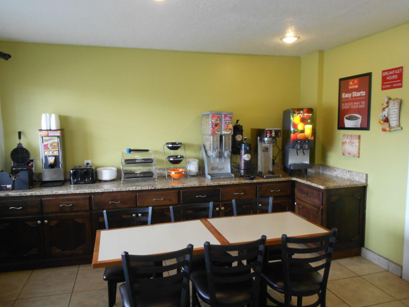 Best offers for Econo Lodge East Suburbs Albuquerque 