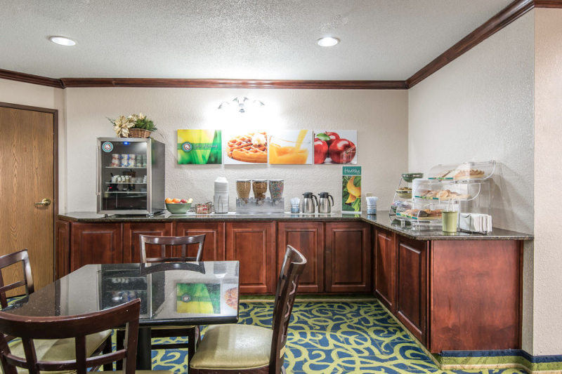 Best offers for QUALITY SUITES KANSAS CITY INTERNATIONAL AIRPORT Kansas City 