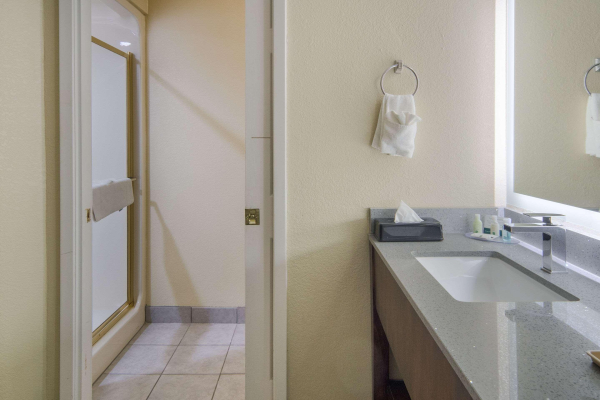 أفضل العروض ل Quality Inn & Suites Roanoke - Fort Worth North روانوك 