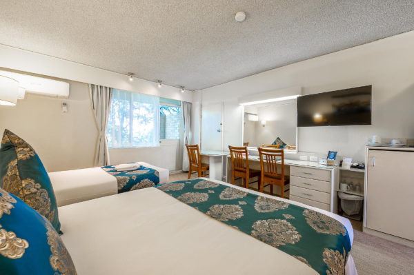 Best offers for Twin Towers Inn Crows Nest