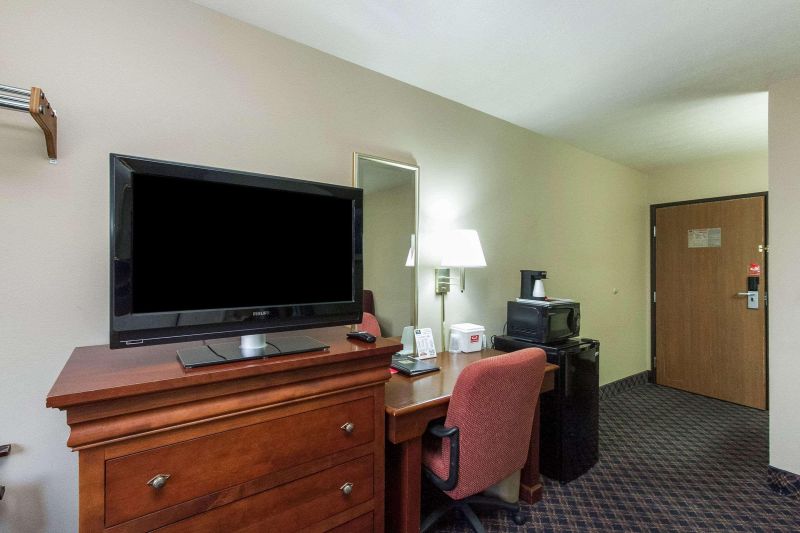 Best offers for Econo Lodge Inn & Suites Des Moines - Merle Hay Rd Des Moines 