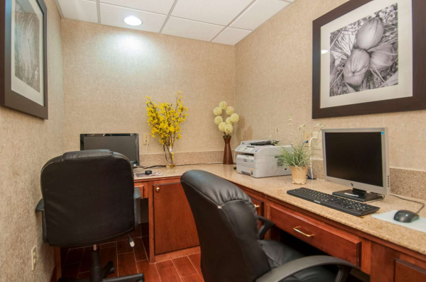أفضل العروض ل Best Western Plus Blue Angel Inn بنساكولا 
