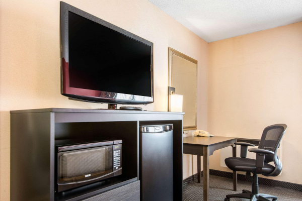 Best offers for Quality Inn & Suites Toronto Mississauga Beach