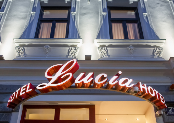 Best offers for Lucia Vienna