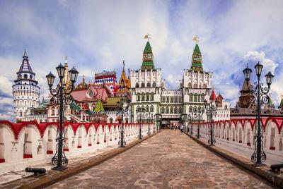 Moscow: Metro, Izmailovo Market and Traditional Russian Barbecue 