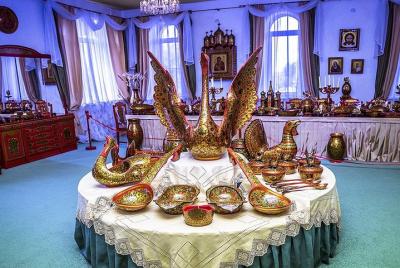 Nizhny Novgorod Private Tour to Semenov. Khokhloma painting