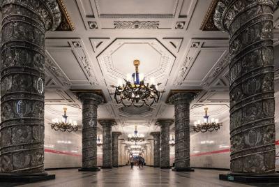 St. Petersburg: Excursion on the subway with a guide