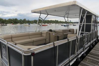 Semi-private Luxury boat sightseeing max. 10 guests with welcome  Semi-private Luxury boat sightseeing max. 10 guests with welcome