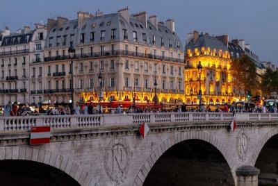 Paris : City of Amazing Lights Private Night Tour