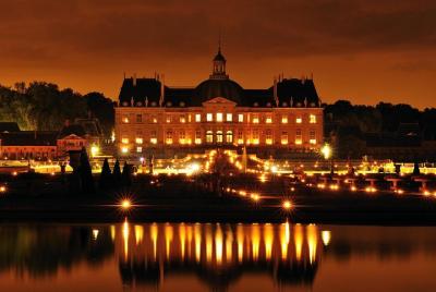 Vaux-le-Vicomte Evening Helicopter Tour from Paris 3-Course Champ Vaux-le-Vicomte Evening Helicopter Tour from Paris 3-Course Champ