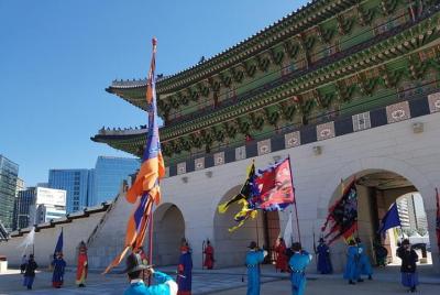 Morning Walking Tour: Gyeongbokgung Palace and Bukchon Hanok Vill Morning Walking Tour: Gyeongbokgung Palace and Bukchon Hanok Vill