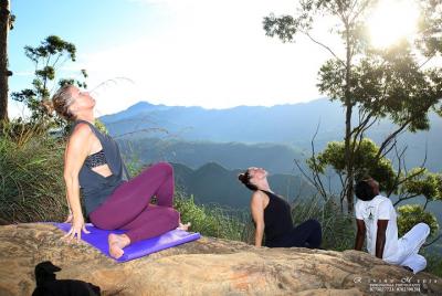 Yoga top of Ella Rock and Little Adams peack 
