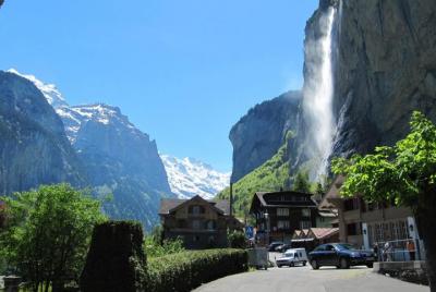 6-Hour Guided e-bike tour to Lauterbrunnen 72 Waterfalls Valley a