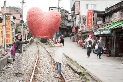 5-Hour Shifen Old Street Walk and Pingxi Sky Lantern Tour from Ta 5-Hour Shifen Old Street Walk and Pingxi Sky Lantern Tour from Ta