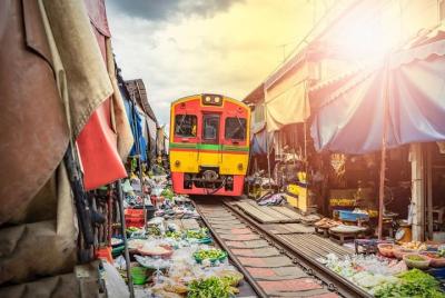 Half day Bangkok tour: Maeklong train market & Damnoen Saduak Flo