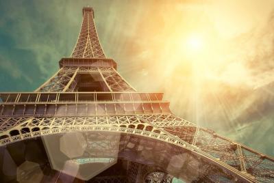 Guided Tour of the Eiffel Tower in Spanish & Cruise