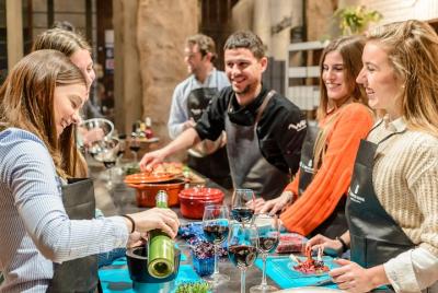 Barcelona Cook & Friends: Sangría & Tapas Workshop Dinner with Un