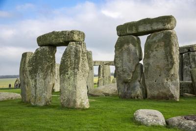 Small-Group Bath & Stonehenge Tour with a Cotswolds Village (From